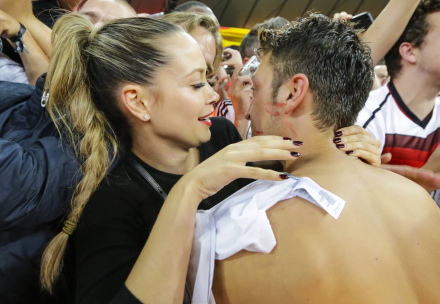 L’abbraccio durante i festeggiamenti per la vittoria della Germania ai Mondiali in Brasile (Agenzia sconosciuta)